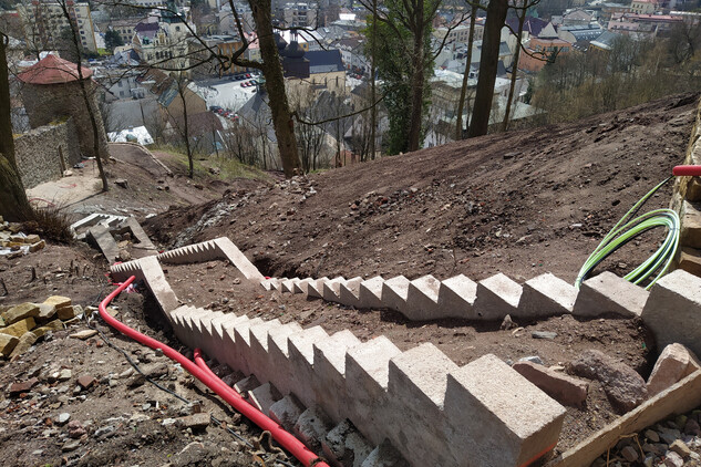 Hlavní schodiště - přípravené základy pro osazení kamenných stupňů (5. etapa)