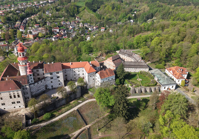 Pohled na zámek z východní strany s přilehlým parkem a Piccolominskou zahradou