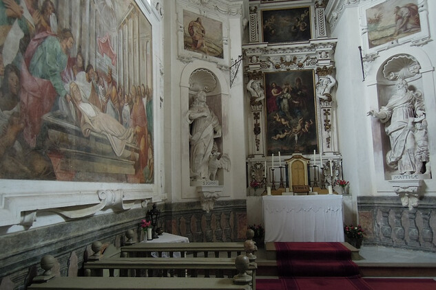Interiér zámecké kaple Nanebevzetí Panny Marie