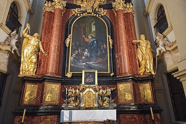 Nové je také osvětlení hlavního oltáře v kostele Nejsvětější Trojice