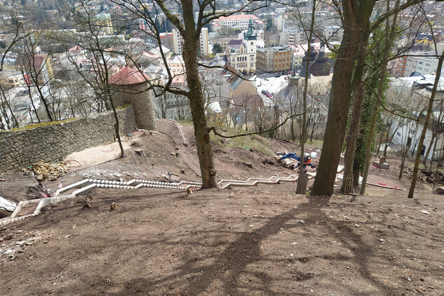 Hlavní schodiště - připravené základy pro osazení kamenných stupňů (5. etapa)
