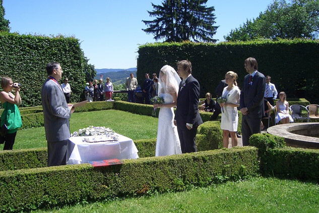 Svatba v Piccolominské zahradě
